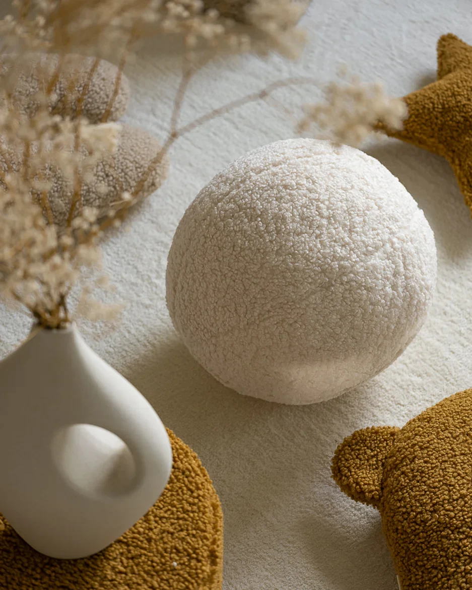 WIGIWAMA kamuolio formos pagalvė Cream White Ball