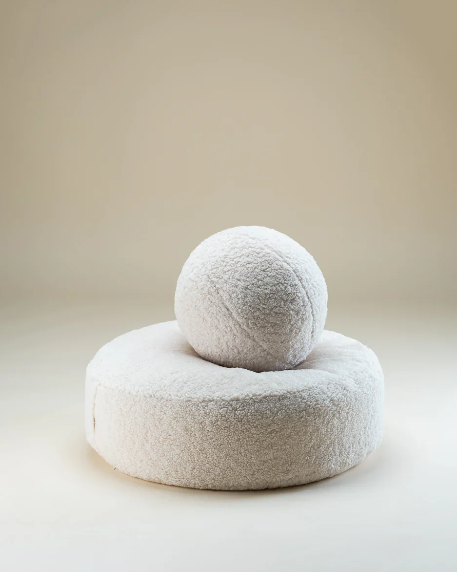 WIGIWAMA kamuolio formos pagalvė Cream White Ball