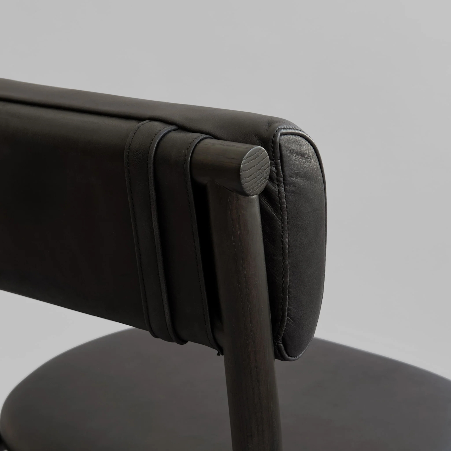 Valgomojo kėdė Nama Coffee Black Oak - Aniline Leather Black
